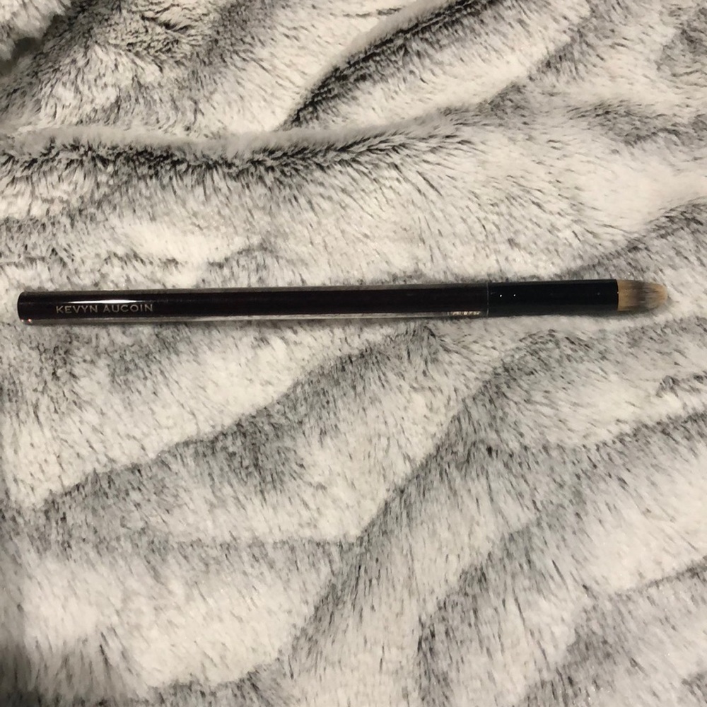 Kevyn Aucoin Blender/concealer Brush